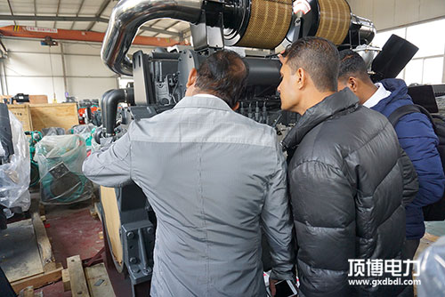出口柴油发电机外国客户参观米兰体育电力柴油发电机生产车间